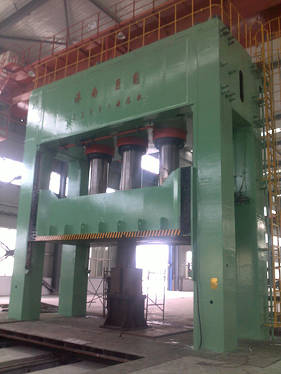 河南(nan)神州重型(xíng)封頭3200T球罐(guan)片液壓機(ji)